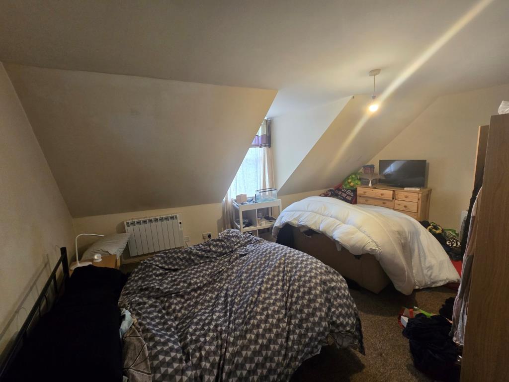 Lot: 83 - FREEHOLD COMMERCIAL AND RESIDENTIAL INVESTMENT - Photo 9 supplied by seller - Bedroom 3 - flat b